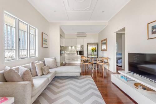 Modern Twist Old World Charm 3Bed 2Bath 2Car in Brisbane, Australia