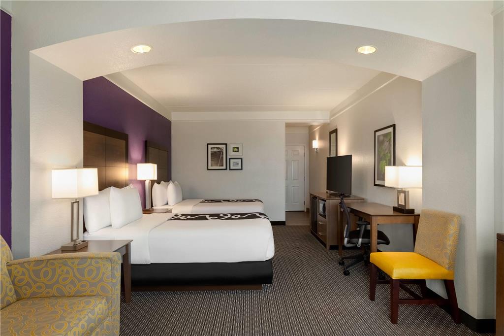 La Quinta Inn & Suites by Wyndham Arlington North 6 Flags Dr - photo 27