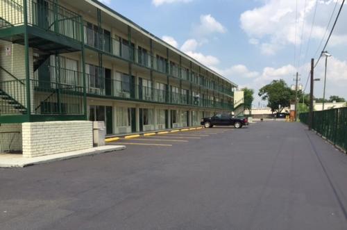 Houston Inn and Suites - photo 15