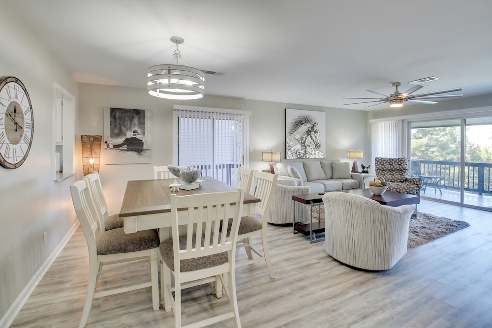 Lake view Balcony Resort Perks: Hot Springs Condo in Hot Springs, United States