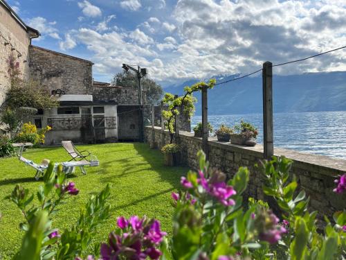 Villa Pace Garden with Private Lake Access — 4-Star Luxury Hotel in Gargnano, Italy