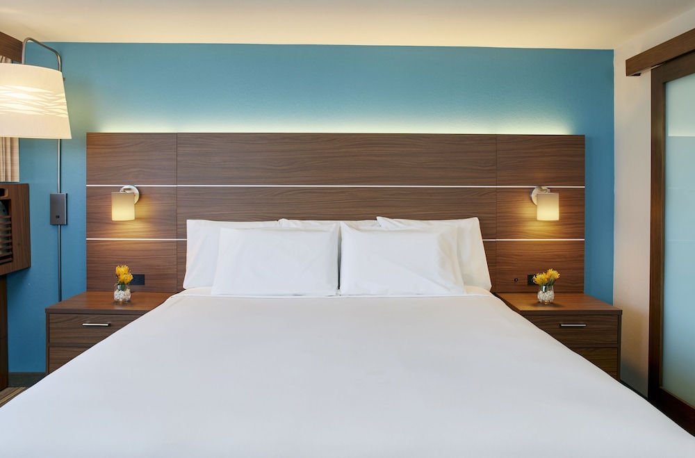 Holiday Inn Express Waikiki an IHG Hotel - photo 2