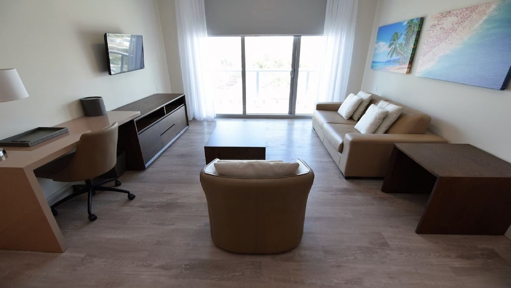 Spectacular 1 Bed Plus Den On To The Amazing Hollywood Beach Hollywood - photo 13