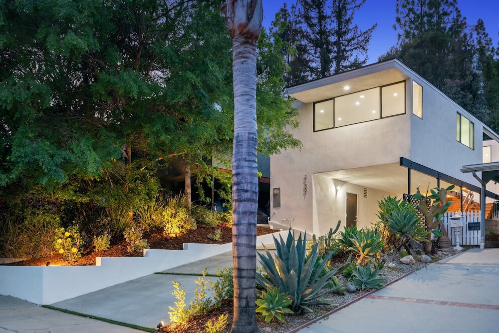 Dumetz by Avantstay Large Private Outdoor Area — hotel in Woodland Hills