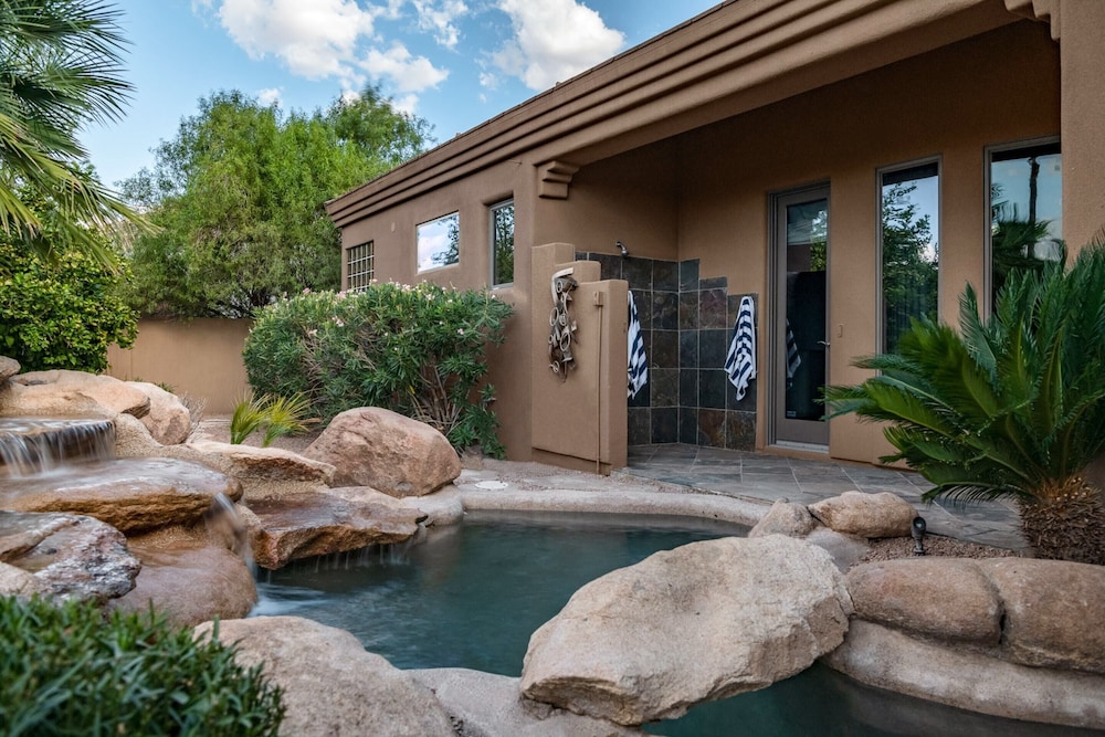 Preston by Avantstay 6BR Desert Oasis w Basketball Court Pool & Hot Tub - photo 22