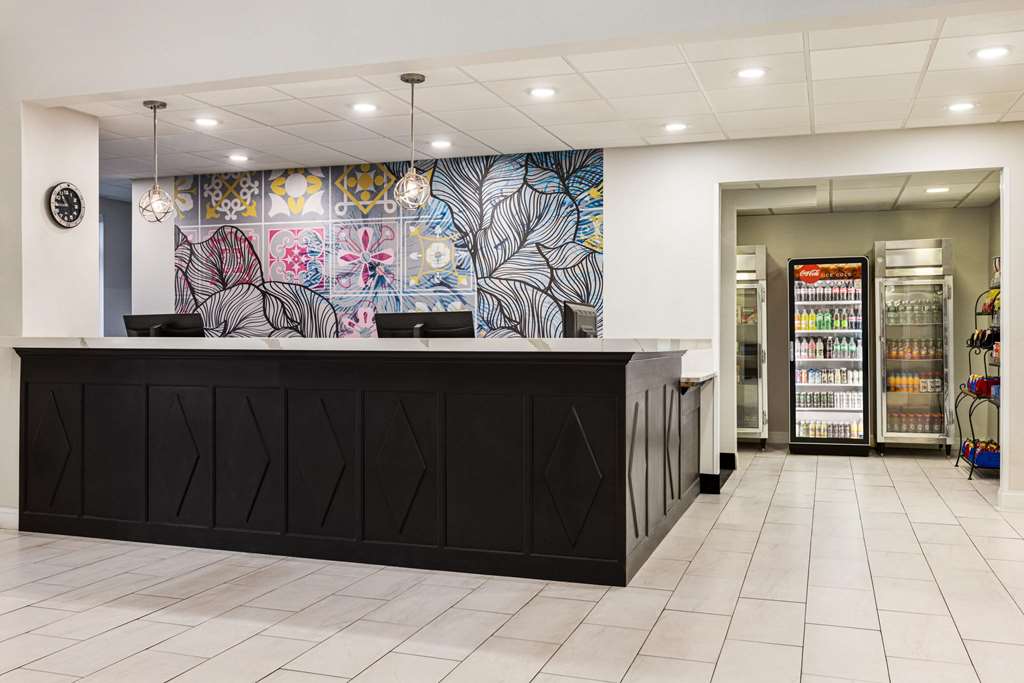 La Quinta Inn & Suites by Wyndham Mt. Laurel Philadelphia - photo 7