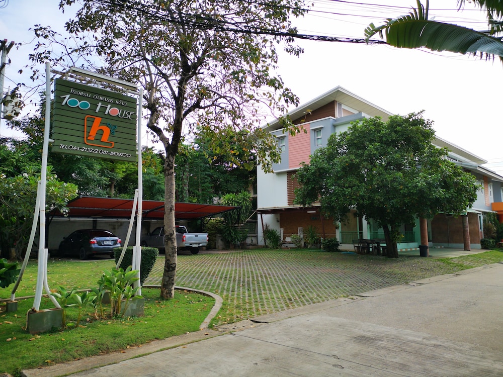 100 House Hotel in Nakhon Ratchasima, Thailand