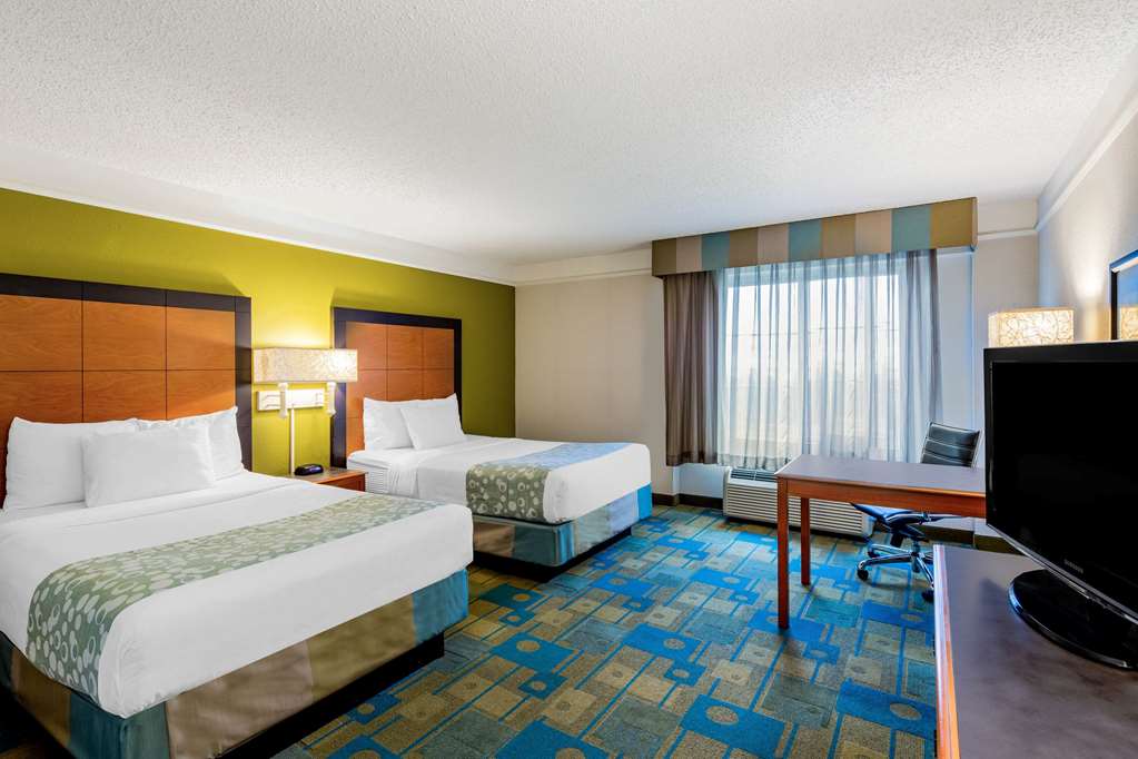 La Quinta Inn & Suites by Wyndham Fremont Silicon Valley - photo 18