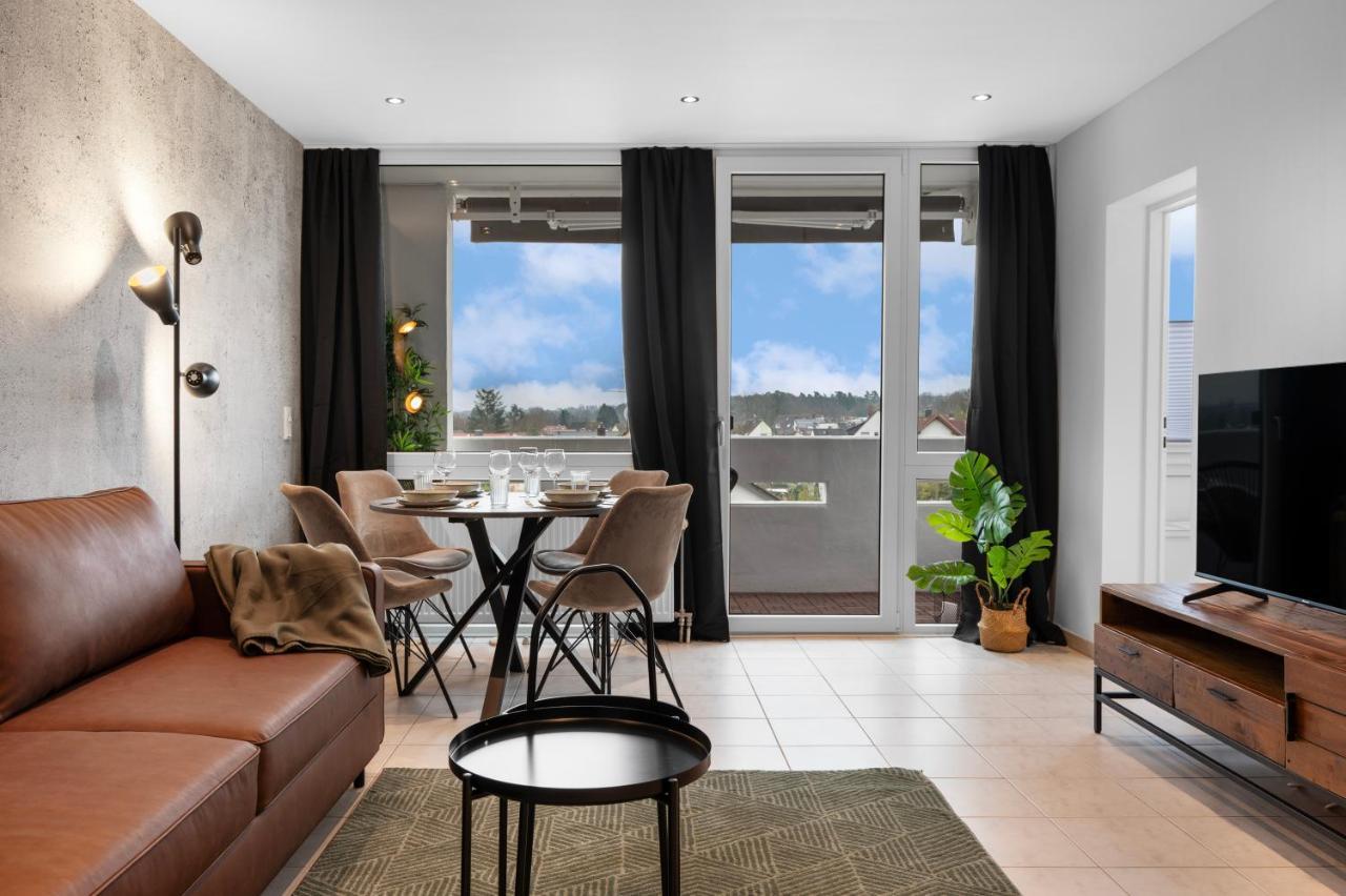 Urban Jungle Industríal Parkplatz Balkon Business — 4-Star Luxury Hotel in Dreieich, Germany