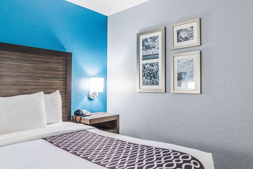 La Quinta Inn & Suites by Wyndham Tomball - photo 18