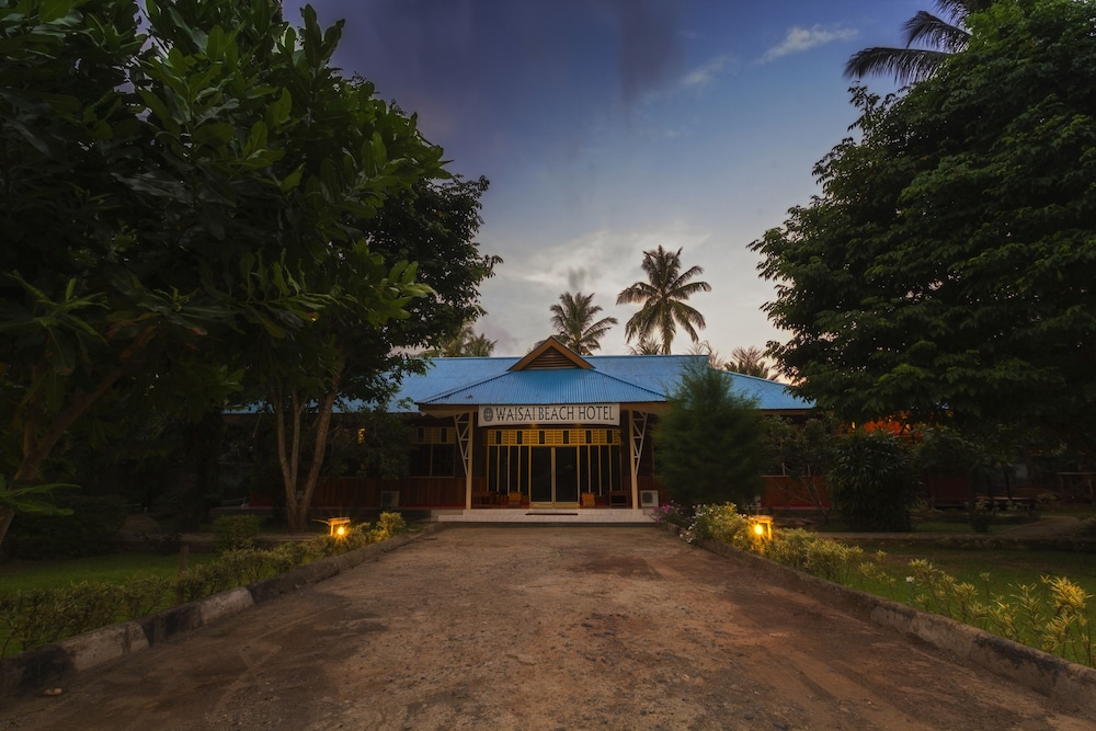 Waisai Beach Hotel — hotel in Waisai