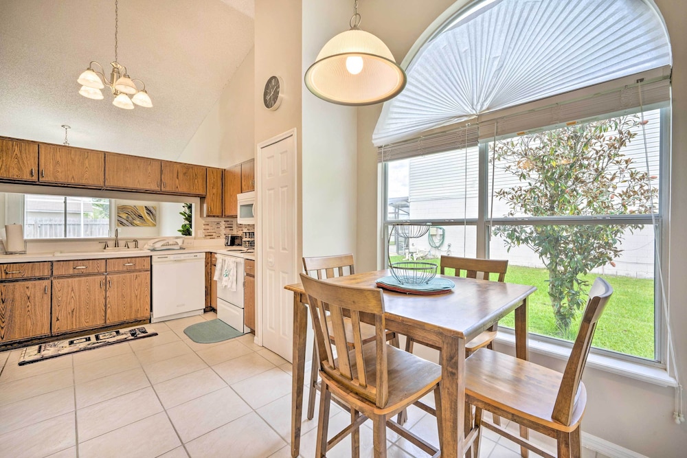 Private Pool and Yard Airy Kissimmee Retreat — 4-Star Luxury Hotel in Kissimmee, United States