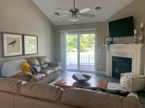 2 Bedroom Condo with Office — 4-Star Luxury Hotel in Bettendorf, United States