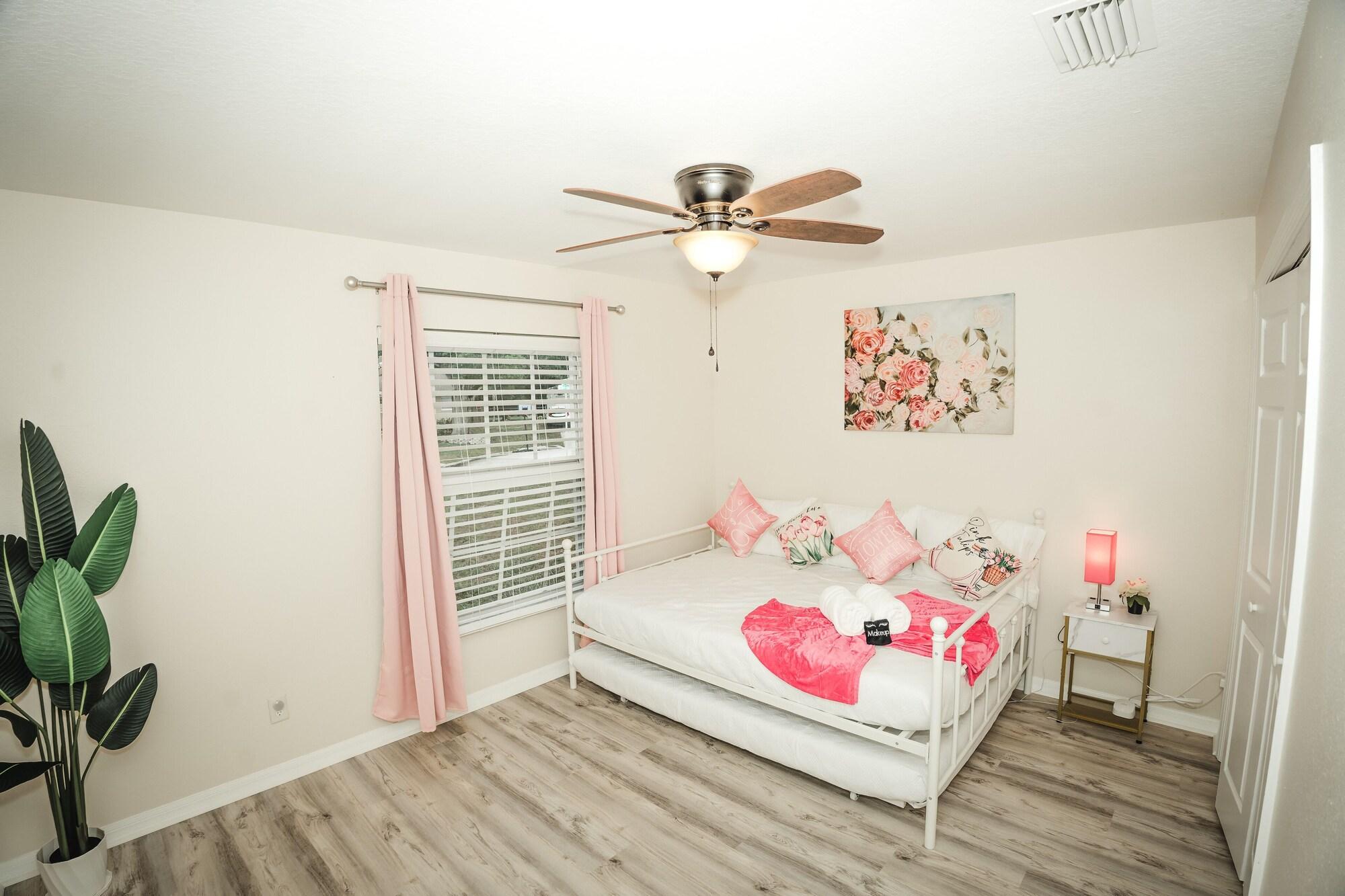 SaltyLux16 Heated Saltwater Pool Near Beach Honeymoon Island Farmer market in Clearwater, United States