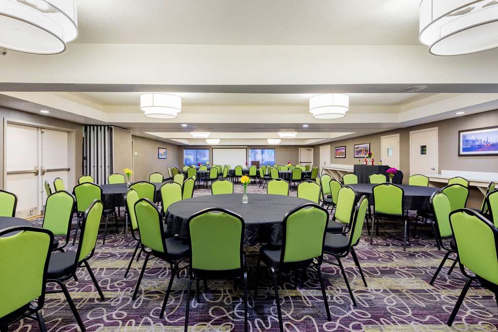 La Quinta Inn & Suites by Wyndham Oakland Hayward - photo 23