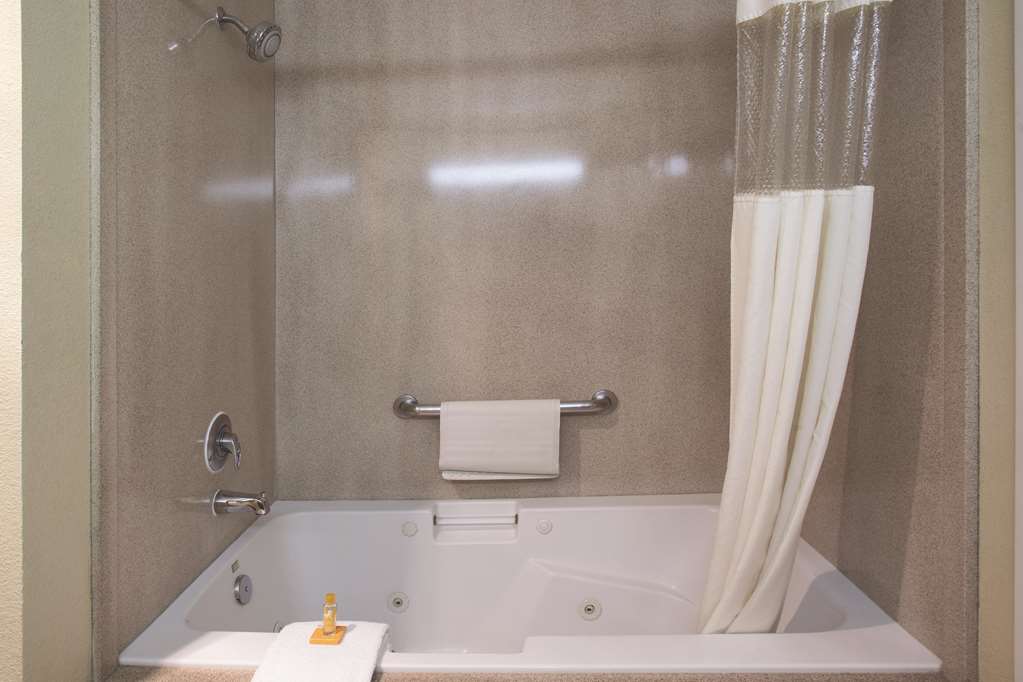 La Quinta Inn & Suites by Wyndham Albuquerque Midtown - photo 49