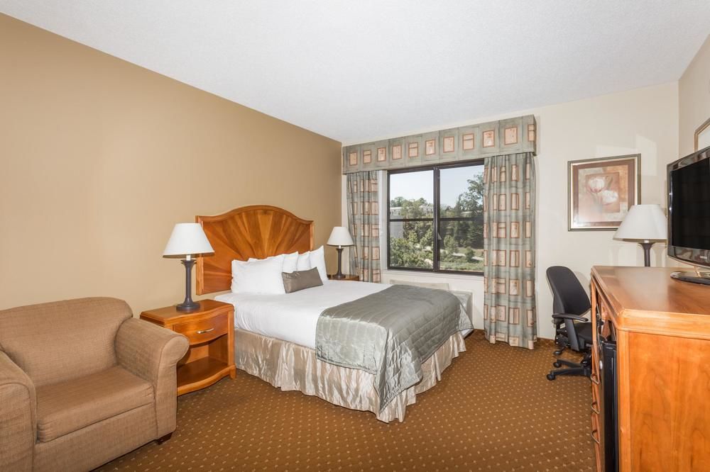 Howard Johnson Inn Asheville Biltmore - photo 12