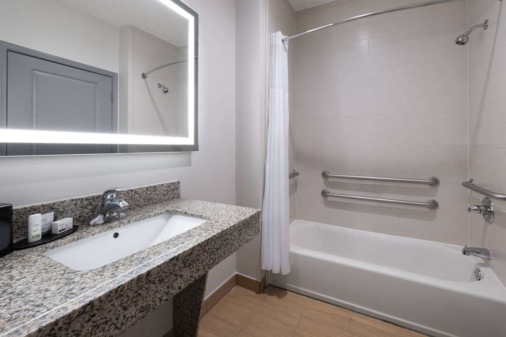La Quinta Inn & Suites by Wyndham Muskogee - photo 24