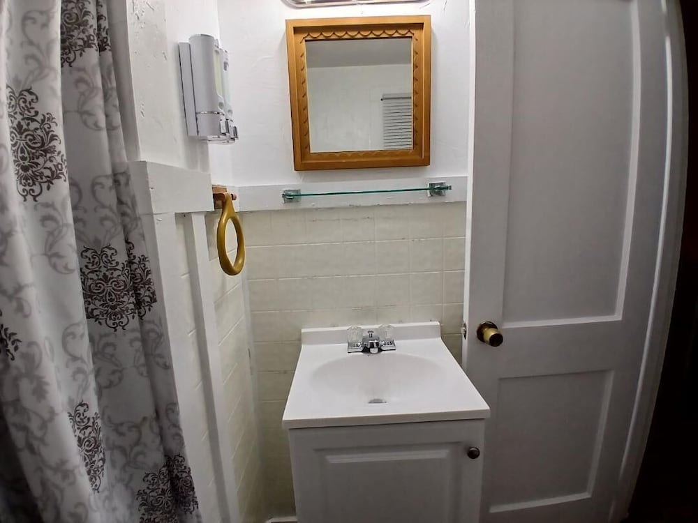 Jonathan Edwards Motel - photo 10
