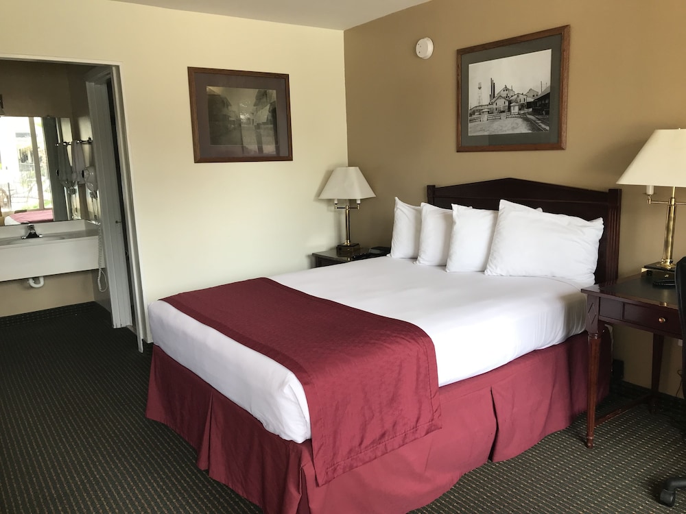 Carmel Inn & Suites - photo 9
