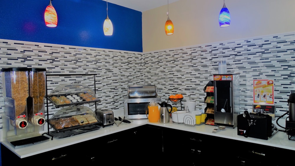 Oak Tree Inn & Suites - photo 32
