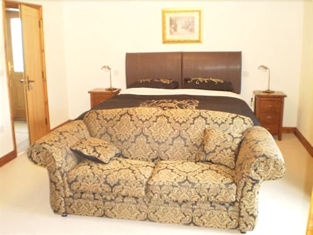 Alltyfyrddin Farm Guest House at The Merlin's Hill Centre — 4-Star Luxury Hotel in Carmarthen, United Kingdom
