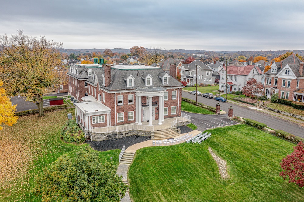 The Grandeur Estate — hotel in Greensburg