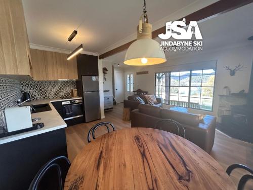 Lakeside Chalet — 4-Star Luxury Hotel in Jindabyne, Australia