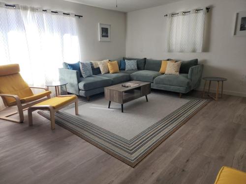 Mid century rural ranch house minutes to the strip