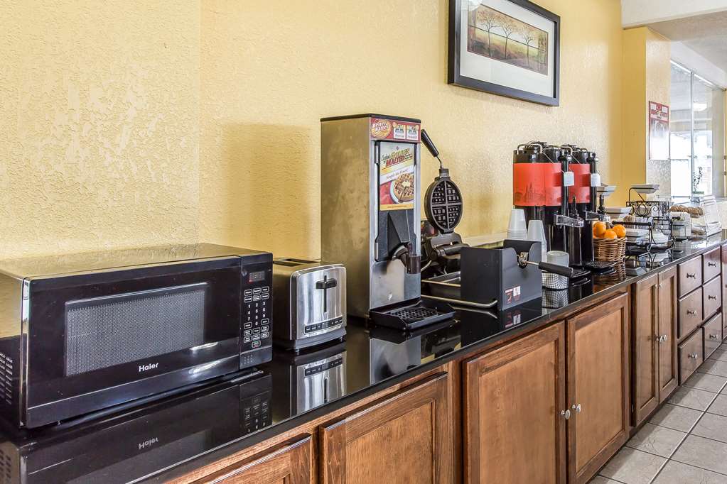 Econo Lodge Byron - photo 20