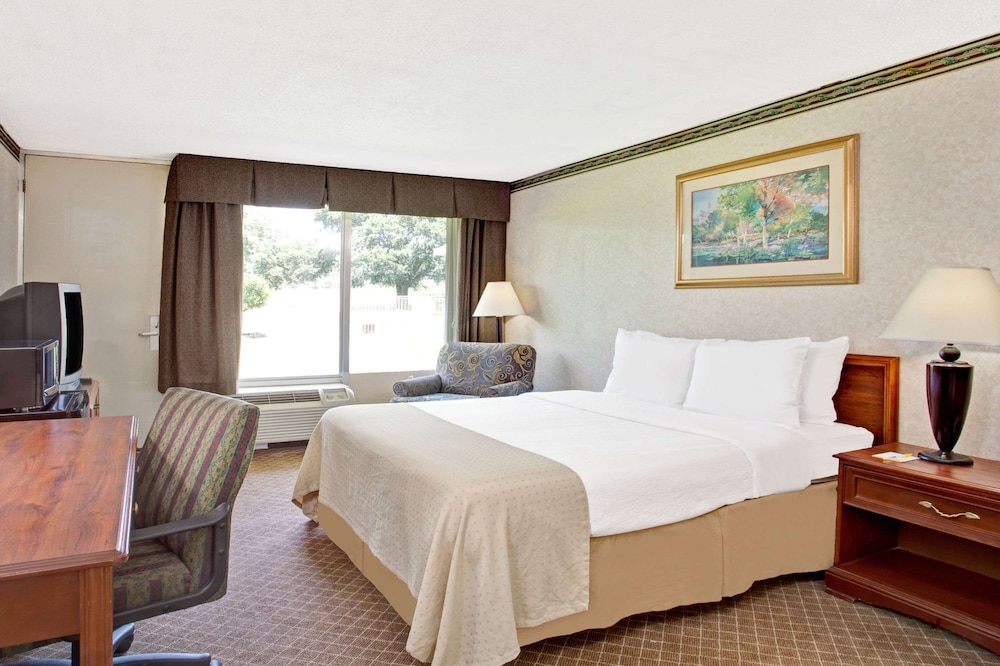 Days Inn by Wyndham Forrest City - photo 4