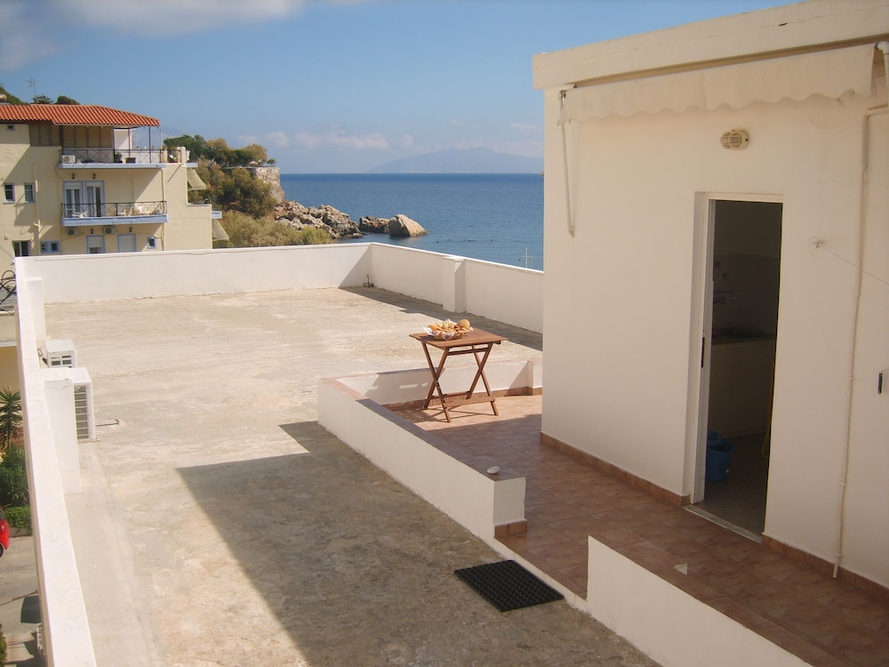 Apostolakis Rooms — Agios Kirykos — photo 2