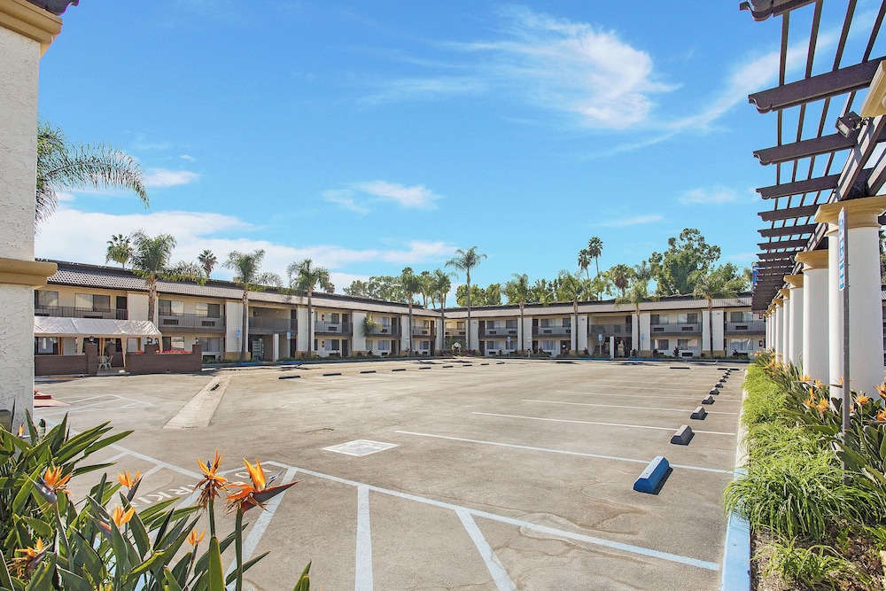 Stanford Inn & Suites Anaheim - photo 34