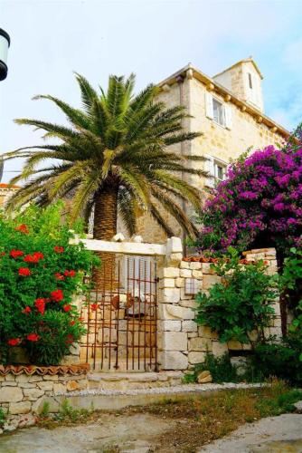 La Belle et la Bête in Sutivan, Croatia