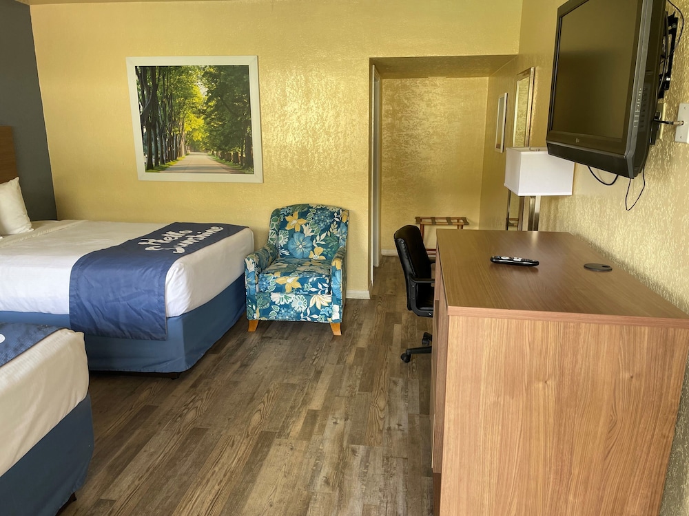 Days Inn by Wyndham Gainesville University - photo 5