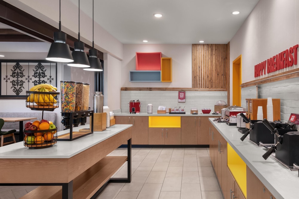 Hampton Inn & Suites Fresno - photo 26