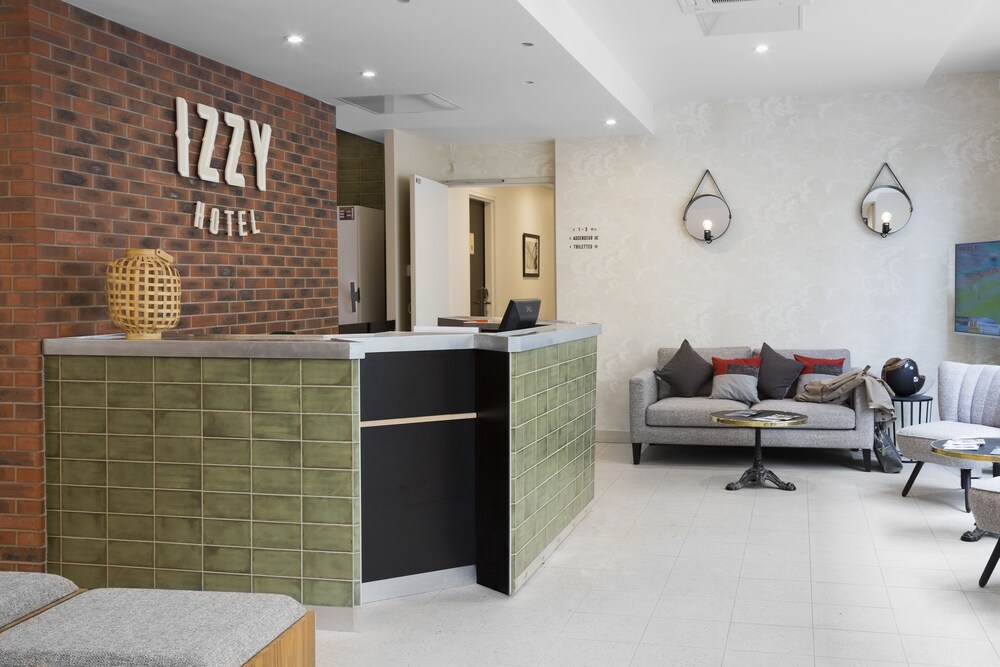 Hotel Izzy — Issy Les Moulineaux