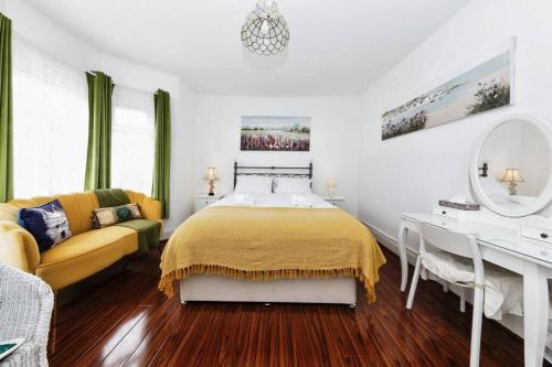 Your Chic 3BR Home Comfort and Style in London — 4-Star Luxury Hotel in London, United Kingdom