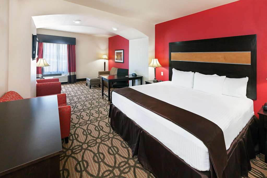 La Quinta Inn & Suites by Wyndham Pearsall - photo 13
