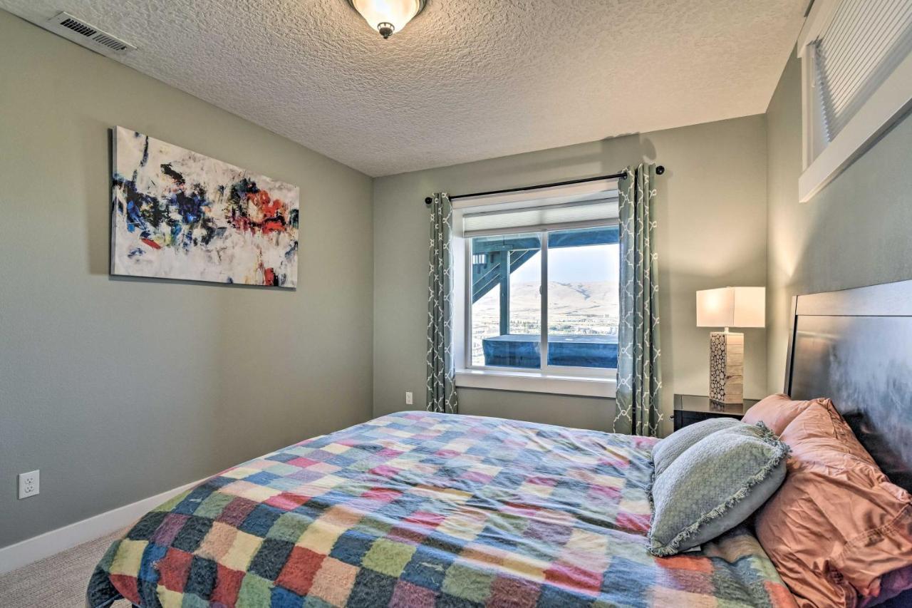 Incredible Oregon Retreat with Private Hot Tub in The Dalles, United States