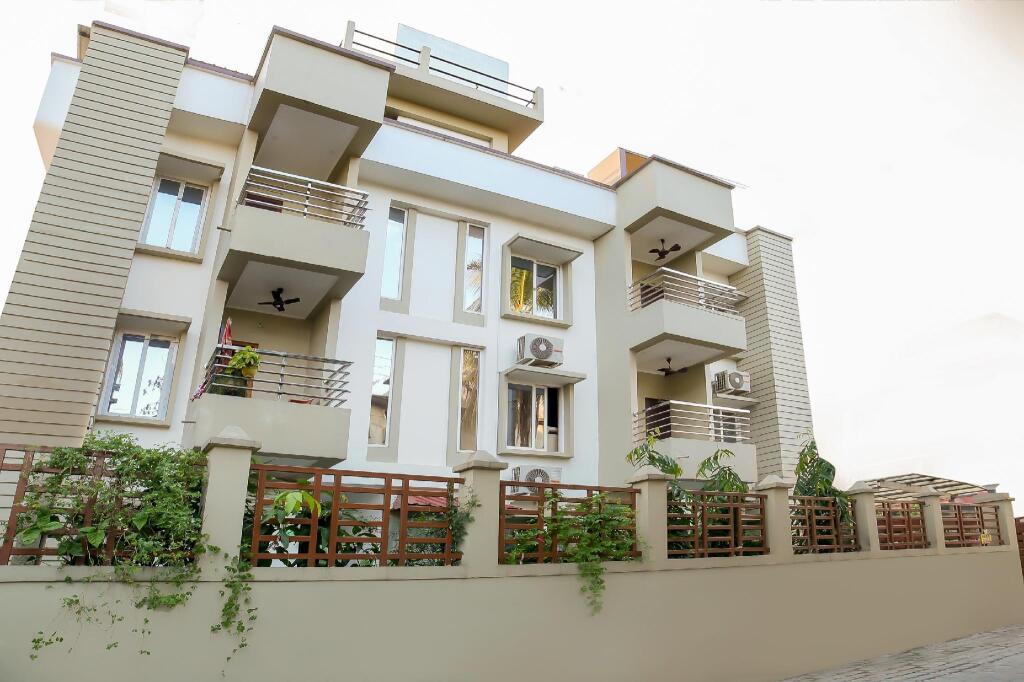 Capital O 77658 Hotel Golden Way in Vijayawada, India