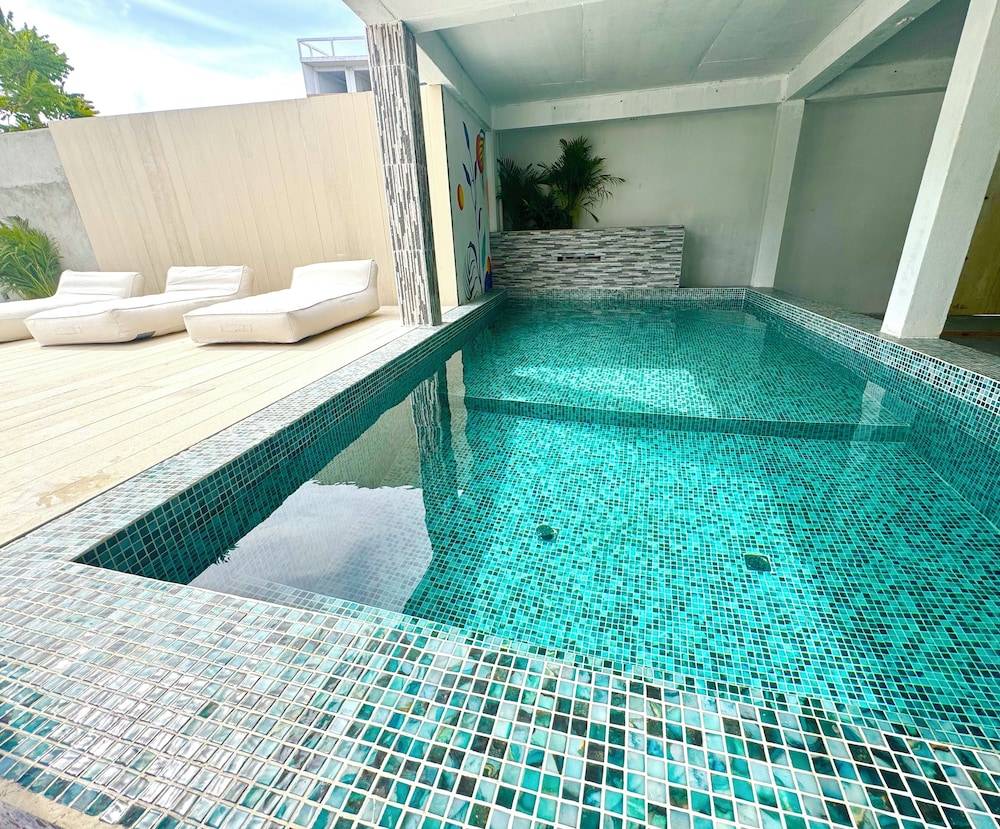 Indoor/outdoor pool