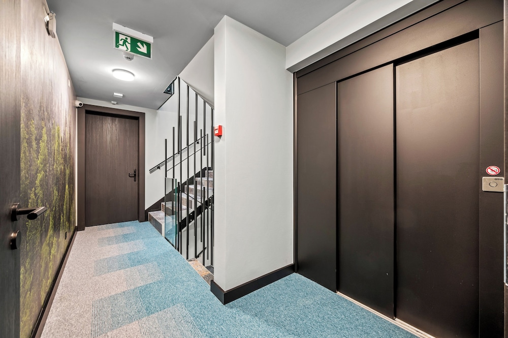 Hine Adon Avenches — Avenches