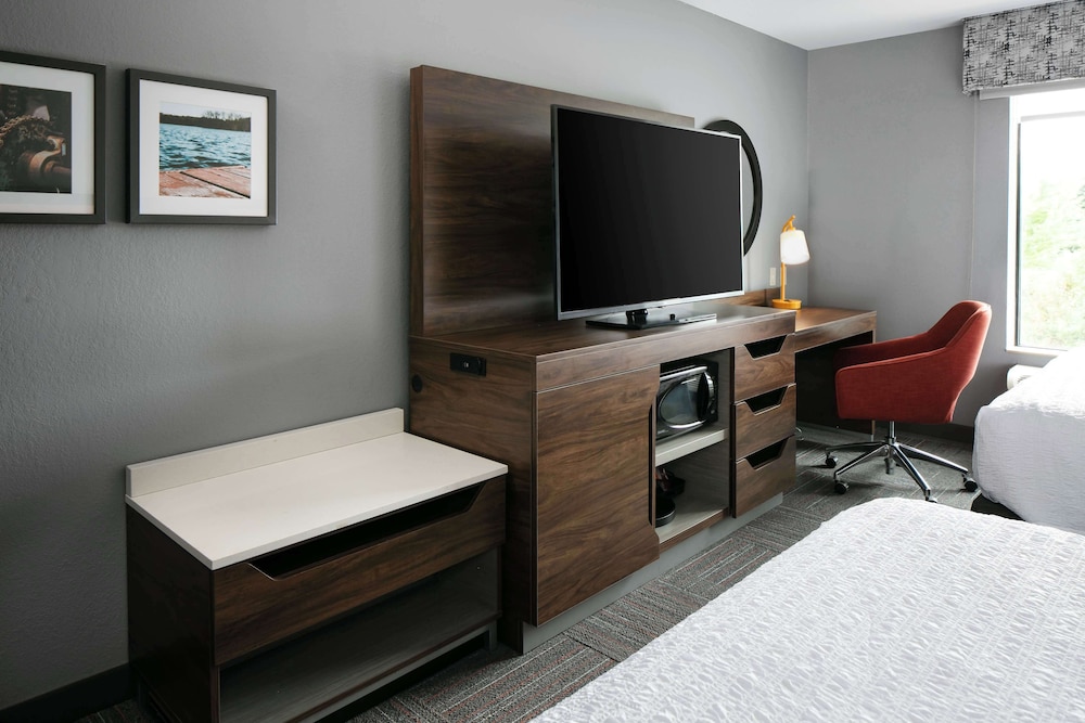 Hampton Inn & Suites West Bend - photo 16