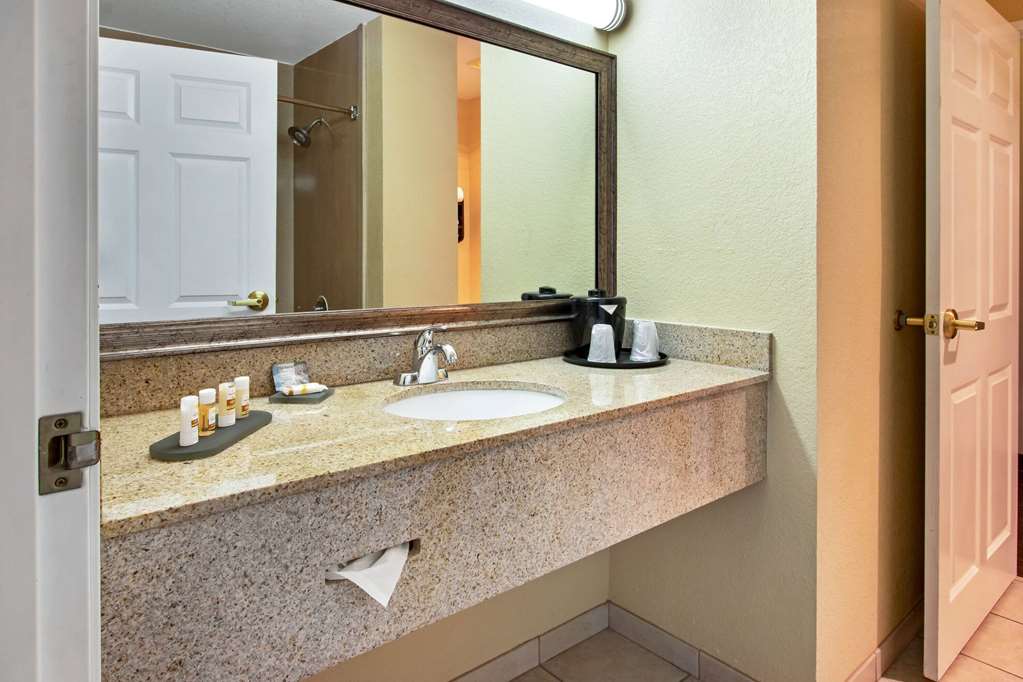 La Quinta Inn & Suites by Wyndham Albuquerque Midtown - photo 21