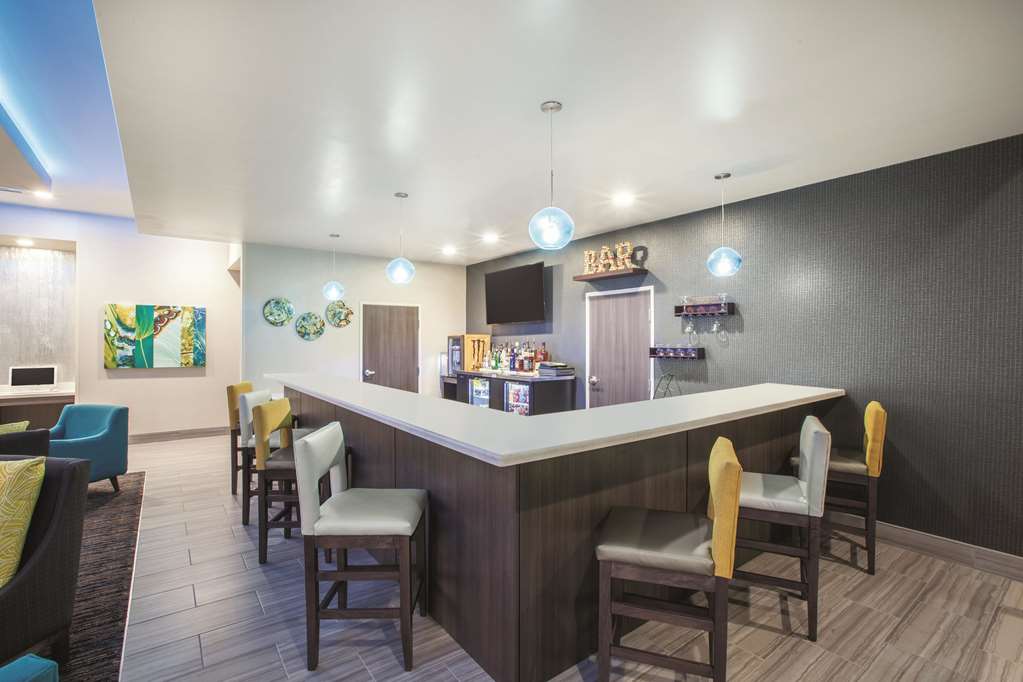 La Quinta Inn & Suites by Wyndham Tulsa Broken Arrow - photo 24