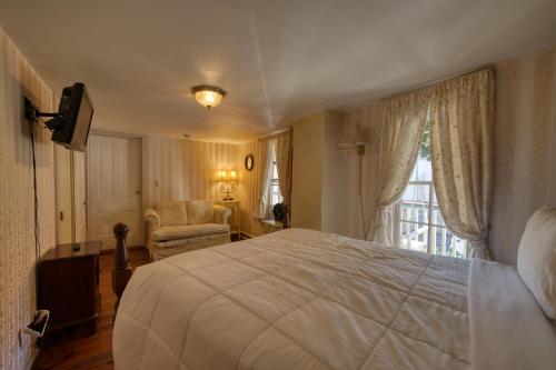 Downtown Four Poster Piedmont in Eureka Springs, United States