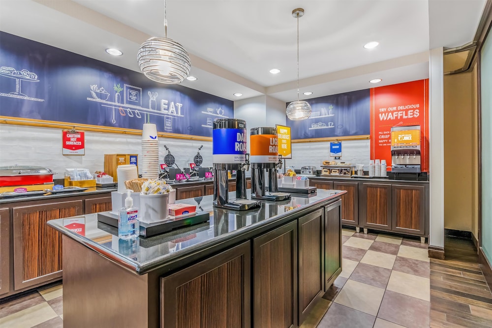 Hampton Inn & Suites Detroit Airport Romulus - photo 31