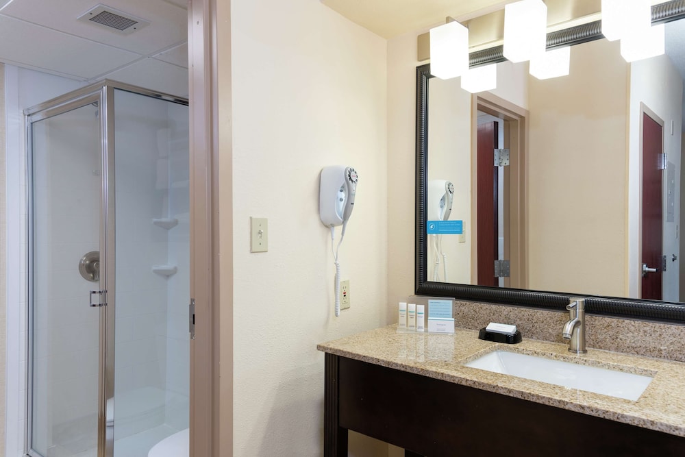 Hampton Inn & Suites Cleveland Airport Middleburg Heights - photo 41