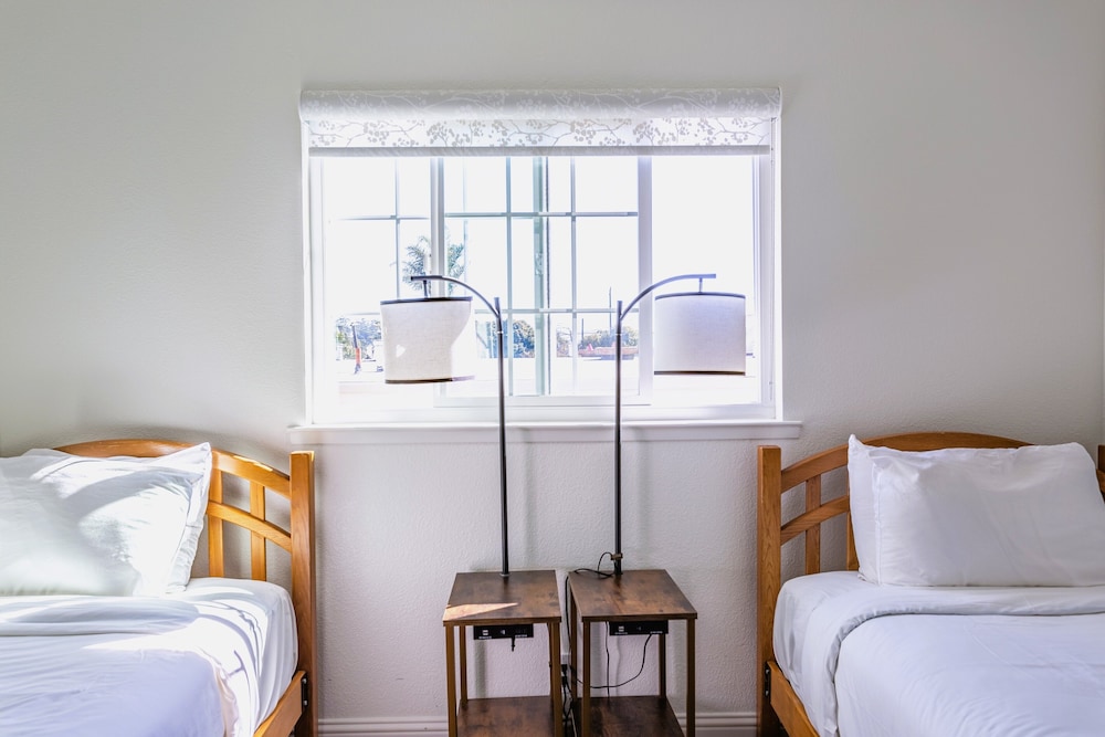 Coastal Breeze Inn - photo 11